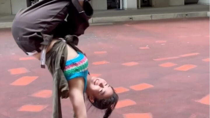 The strongest street dance girl, with exceptional skills—her final move was just too cool!