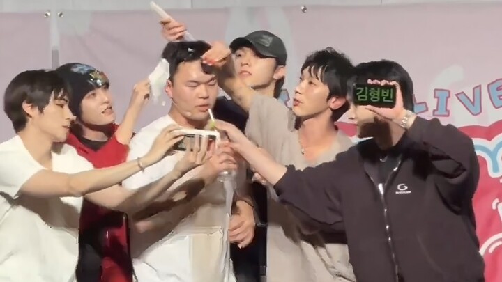 SM Annual Gala: WayV’s agent’s performance — HD full version! After it ended, the fans rushed onto t