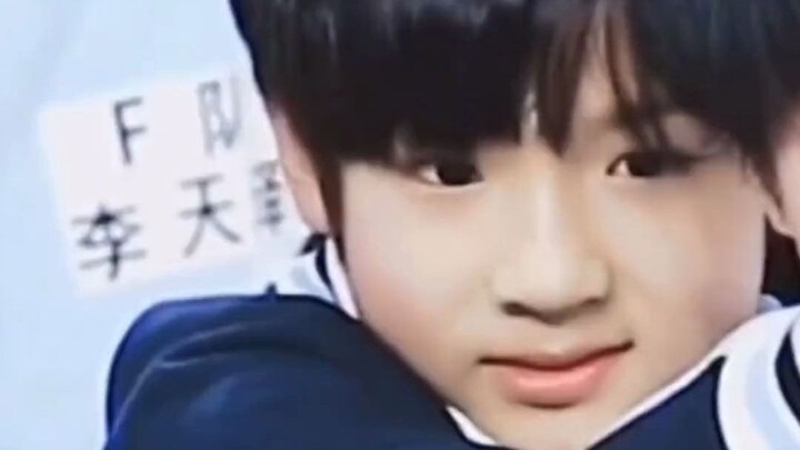 【รุ่นที่สาม】เสี่ยวซุ่นซุ่นเลียลิ้นอยู่บนบ่าของคุณสาม น่ารักสุดๆ
