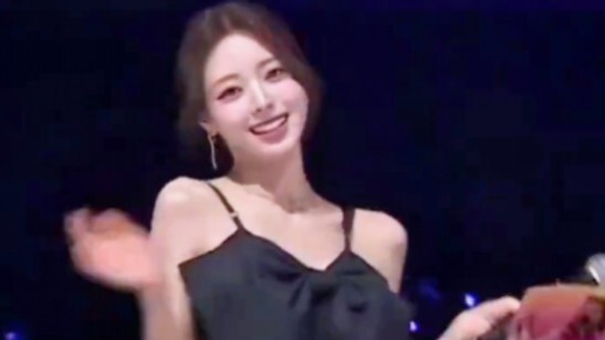 So charming! Shin Yu-na hosted the MC's halftime 'Pocket Locket' dance competition!