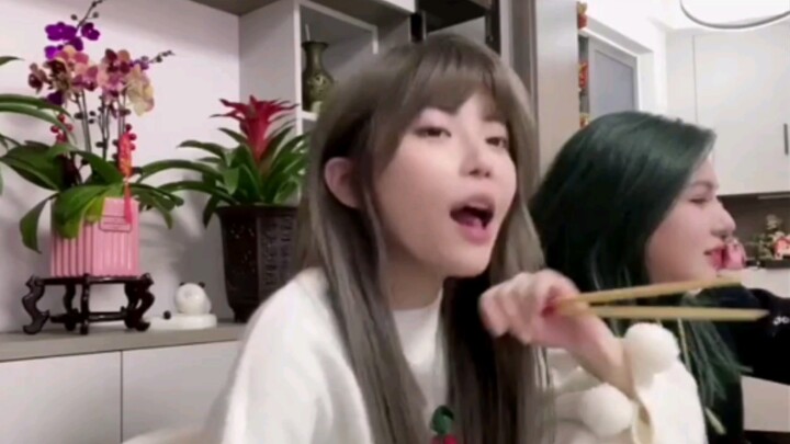 Dad frantically pushes for marriage; Zhou Shuyi bluntly says she doesn't need a dowry, turning the l