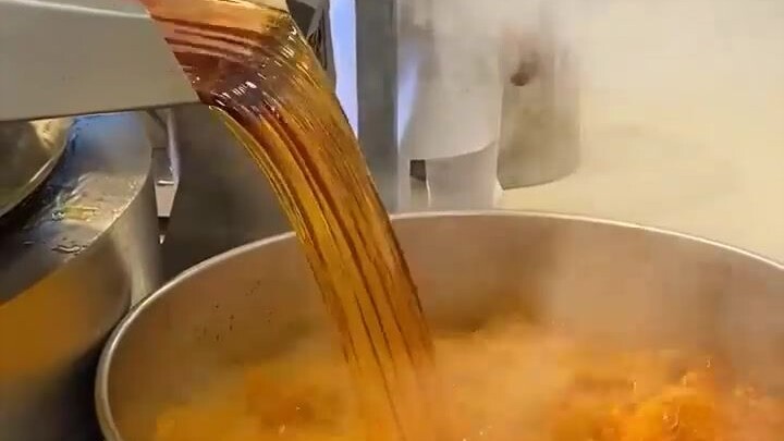 The epic production process of hot pot base—netizens say it’s a spectacular, feast for the eyes!