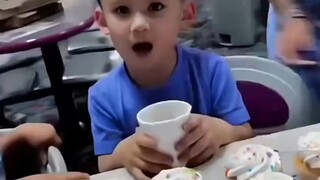 إذا لم تتركوا عيد ميلاد صاحب المناسبة يمر بسلام، فلن يمر أي منا بسلام، هيا نقوم بمقلب في عيد الميلاد