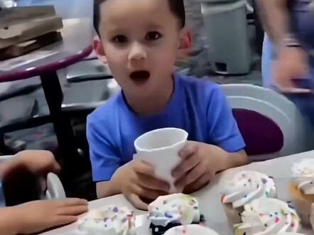 إذا لم تتركوا عيد ميلاد صاحب المناسبة يمر بسلام، فلن يمر أي منا بسلام، هيا نقوم بمقلب في عيد الميلاد