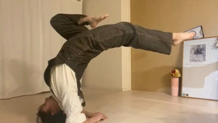 The most stunning street dance goddess—her handstands are insane!