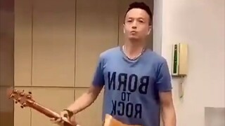 ديك يعزف على القيثارة