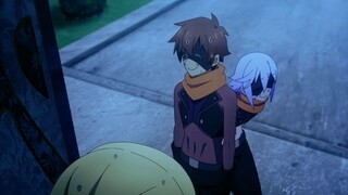 Kazuma put on a thief suit but was instantly discovered by Darkness and was almost crushed by her!