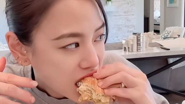 【Giang Ngữ Thần】Ai mà chưa xem cảnh Giang Ngữ Thần một lúc ăn hết ba chiếc hamburger McDonald’s chứ