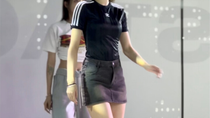 170cm-long-legged, fierce older sister perfectly recreates "Shut Down"—today I’m briefly channeling 