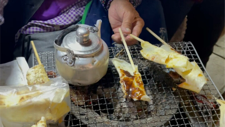 Bà cụ nướng sữa khô, gánh hàng nhỏ đã mở hơn 20 năm — món ngon đặc trưng của Đại Lý