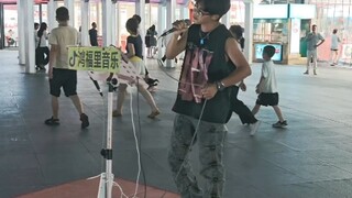 الغناء في الشارع لأغنية Dead man