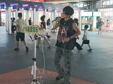 الغناء في الشارع لأغنية Dead man