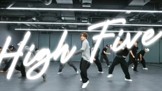 لا... أليست وضعية التحرك في غرفة التدريب الخاصة بكم يا فتيان V هكذا دائمًا؟