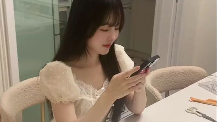 Xin lỗi, bên này có một ly trà sữa muốn mời bạn cùng uống.