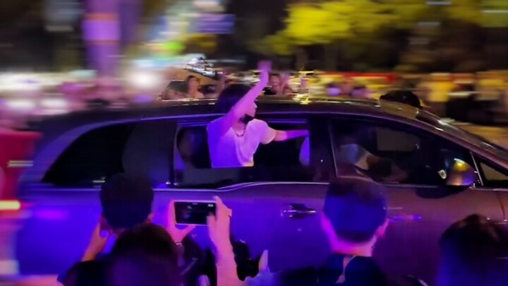 Support that shocked passersby: The entertainment industry actually has fans and idols who shower ea