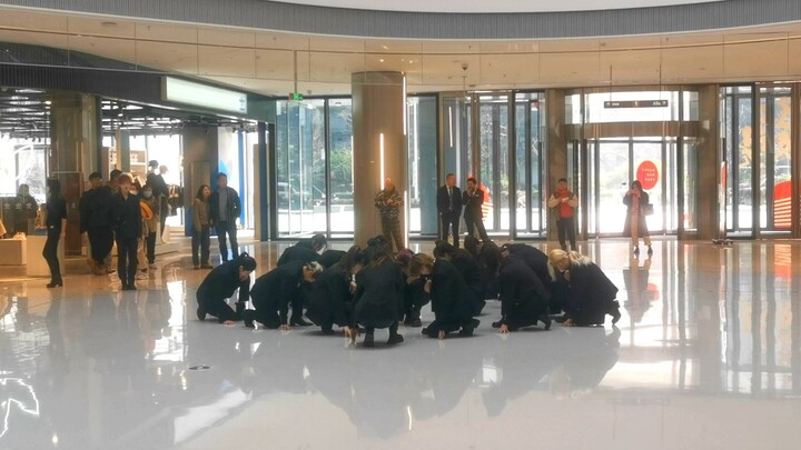 โชว์เต้นริมถนนฮางโจวที่ใครๆ ก็ร่วมร้องตาม! SEVENTEEN & NU'EST – Heaven โชว์เต้นริมถนนสุดหายาก เกือบจ