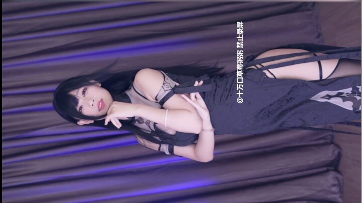 Cheongsam belahan tinggi hampir 2