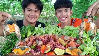 ตำปูไข่ดอง กุ้งสด แซลมอน หนวดหมึก รวมความแซ่บความฟินไว้ในถาดเดียว มาแซ่บๆด้วยกันครับ.