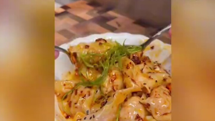 Chinese food has become completely popular abroad. Foreigners are so professional in making shrimp w