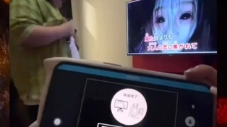 [Prank] When you're singing karaoke and your girlfriend suddenly projects a scary photo—what do you 