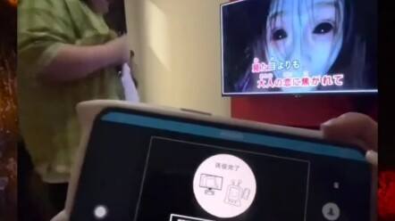 【เล่นพิเรนทร์】เมื่อคุณร้องคาราโอเกะ แฟนสาวของคุณจู่ๆ ก็ฉายภาพสยองขวัญ คุณจะ...??!!