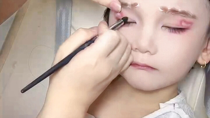 【ปลากระป๋องน้อย】แต่งหน้าให้คอสเพลเยอร์วัยสี่ขวบ?? น่ารักมาก ๆ