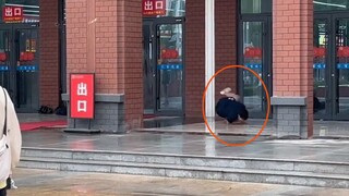 男生准备向室友展示“搭讪技巧”，不料当场翻车展示了“街舞”