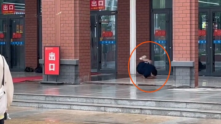 Cậu bé định cho bạn cùng phòng xem "kỹ năng tán tỉnh" của mình nhưng bất ngờ lại lật ngược tình thế 