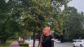 【他凝望着我，眼中倒映豪情】