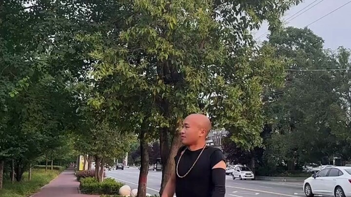 【他凝望着我，眼中倒映豪情】