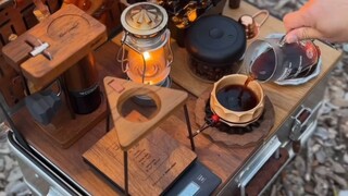 打开这个箱子，一间迷你咖啡店慢慢出现在眼前，氛围感拉满了