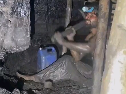 منظور أول شخص من داخل نفق منجم الفحم