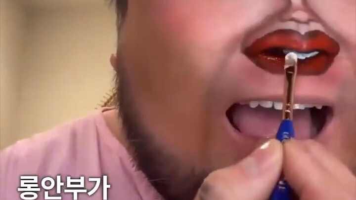 With makeup techniques, you can create a slimming, smaller-face effect.