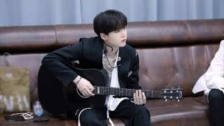 [Jimin x J-Hope] "Aku suka ketampananmu, talentamu, tapi aku lebih suka kelemah lembutanmu terhadap orang-orang dan dunia"