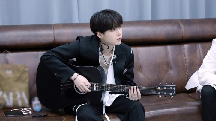 [Jimin x J-Hope] "Aku suka ketampananmu, talentamu, tapi aku lebih suka kelemah lembutanmu terhadap orang-orang dan dunia"