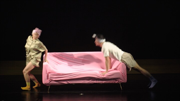 "Zhang Yashu dan Zhang Aoyue bersama-sama menari diiringi lagu palsu"