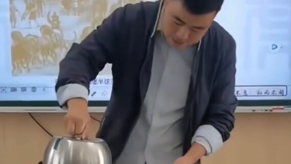 ครูใช้หม้อสแตนเลสเพื่อสร้างการทดลองซีกโลกในเมืองมักเดบูร์กขึ้นมาใหม่ทันที