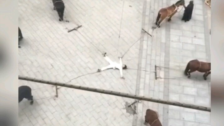 If even one horse gets spooked, it’ll really turn into a five-horse dismemberment.