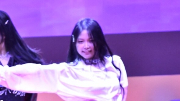 16-year-old female high school student kills this love & pop double cover dance on campus stage! How