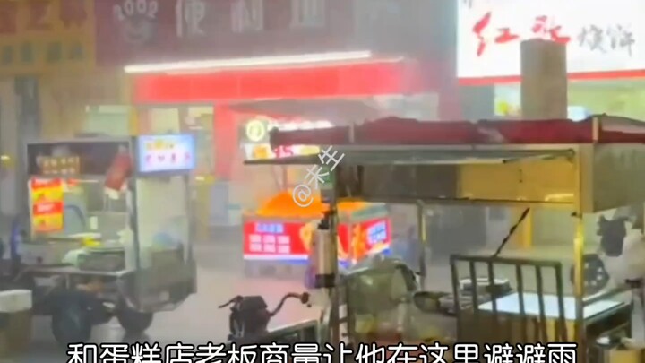 麻滋和蛋糕二月份就有故事，结果麻糍看到有女生被驱赶的视频，出来打抱不平，就把麻糍自己被欺负的视频发了出来
