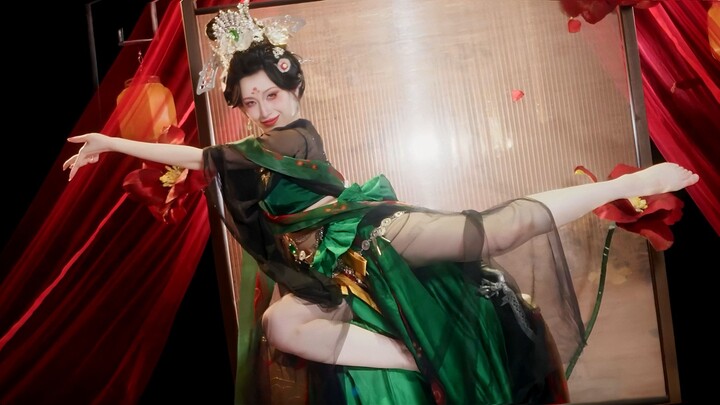 في ظل الزهور تحت ضوء القمر المخمور، يمكن الرقص على الطبول.