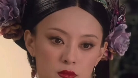 After watching "Empresses in the Palace" so many times, I finally noticed that the bird-shaped hair 