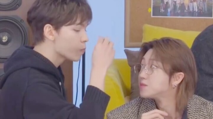 【Lü Ba】Aku juga nggak mau shipin mereka, tapi dia malah suka usap kepala sih sambil ngomong manis… Q