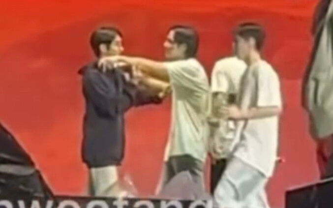 Toàn là Wonwoo, sao không để Kim Min-kyu ôm một cái được à!