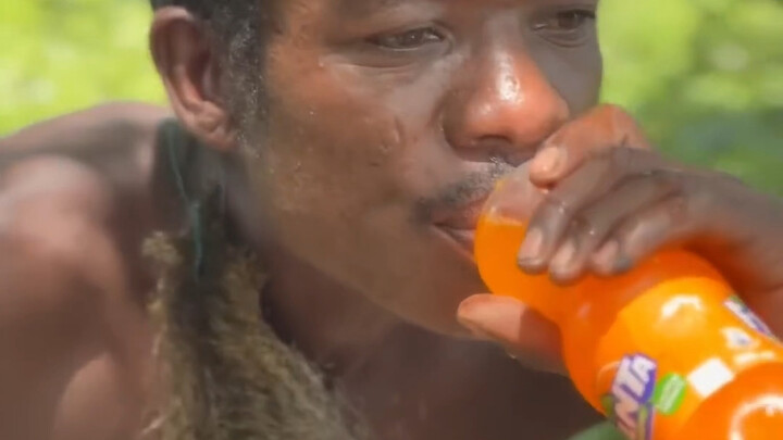 ماذا سيحدث إذا قدّمتَ مشروبات حديثة لقبيلة هادزا البدائية؟ #قبيلة_هادزا #قبائل_أفريقيا_البدائية #وثا