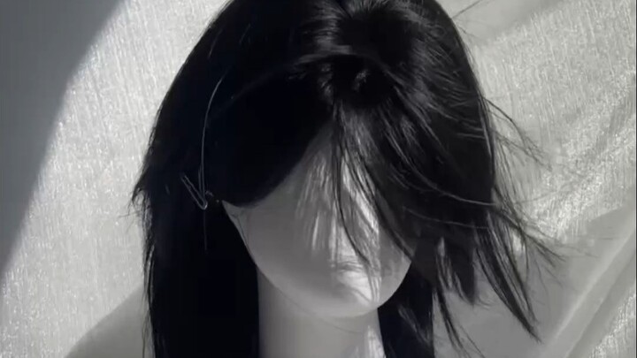 Bạn bè bảo tóc đen của mình bình thường, nhưng khi đội tóc giả đủ màu thì lại cực kỳ nổi bật!