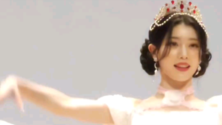 This performance is truly breathtaking—Shen Xiaoting’s autograph-signing version of “Shooting Star” 