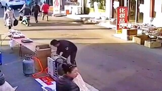 The popcorn vendor is often here; that day, he forgot to hang the hook, causing quite a stir on the 