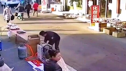 The popcorn vendor is often here; that day, he forgot to hang the hook, causing quite a stir on the 