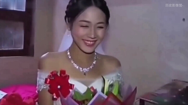 Những bức ảnh cưới từ thời kỳ không phổ biến vào năm 2009, khi mọi người đều để tóc kiểu afro, một k